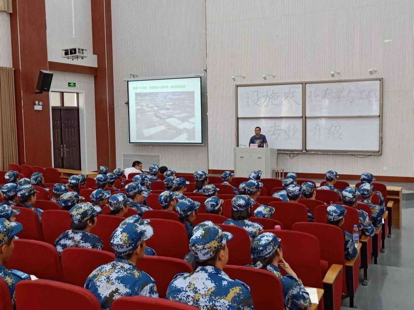 台湾av女优
设工专业召开18级新生专业介绍会