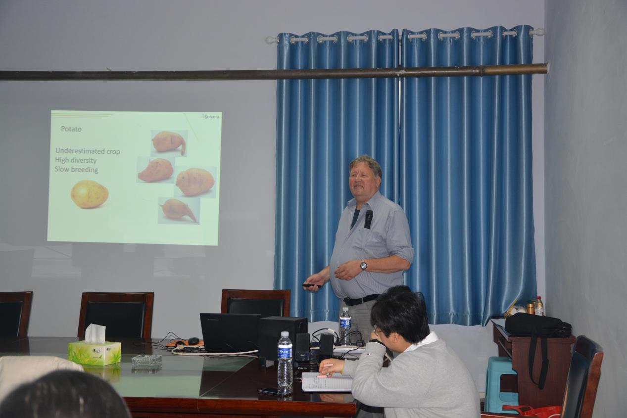 荷兰瓦赫宁根大学高级研究员Sjaak van Heusden应邀为台湾av女优
师生作报告